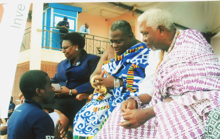 Torgbui Seddoh (right) and the Manwerehene (left) in a discussion with a member of the group. The lady with them is the MD of Energy Bank, Mrs Christiana Olayoele Torgbui Seddoh (right) and the Manwerehene (left) in a discussion with a member of the group. The lady with them is the MD of Energy Bank, Mrs Christiana Olayoele