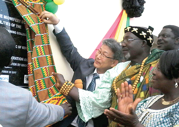 Mr Sungsoo Kim unveiling a plaque to inaugurate the Midwifery training school block. Mr Sungsoo Kim unveiling a plaque to inaugurate the Midwifery training school block.