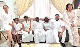  Oheneba Akwasi Abayie (middle) with Nana Konadu Agyeman-Rawlings (3rd from right) and her children