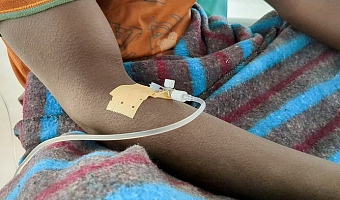 An artisanal gold miner receives a medical-drip inside a ward at the cholera treatment centre run by Medecins Sans Frontieres (MSF - Doctors without Borders) following a cholera outbreak that has swept through, overwhelming a fragile health system and underscoring the risks faced by thousands of miners and traders living without clean water or sanitation, in Lomera within Luhihi mining zone, in South Kivu province near Bukavu, Democratic Republic of Congo June 18, 2025. REUTERS/Crispin Kyalangalilwa/File Photo