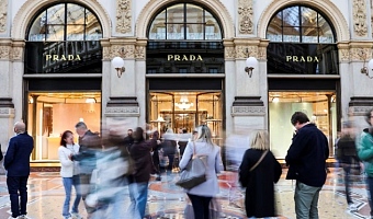 People walk past a Prada store in Galleria Vittorio Emanuele II, in Milan, Italy, September 27, 2025. REUTERS/Yara Nardi/File Photo
