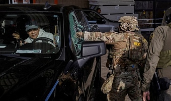 U.S. federal agents smash a car window while trying to detain a man during an immigration raid, after U.S. President Donald Trump ordered increased federal law enforcement presence to assist in crime prevention, in Chicago, Illinois, U.S., December 17, 2025. REUTERS/Jim Vondruska/File Photo