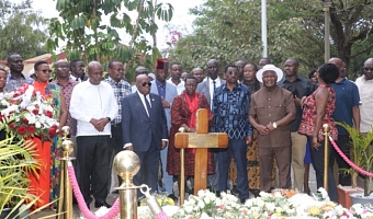 Former President Akufo-Addo visits Raila Odinga’s grave in Kenya to console family