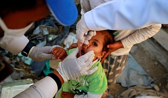 A girl receives a polio vaccine during a three-day immunization campaign in Sanaa, Yemen November 29, 2020. REUTERS/Nusaibah Almuaalemi