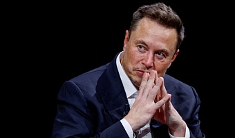  Elon Musk, Chief Executive Officer of SpaceX and Tesla, gestures as he attends the Viva Technology conference dedicated to innovation and startups at the Porte de Versailles exhibition centre in Paris, France, June 16, 2023. REUTERS/Gonzalo Fuentes/File Photo