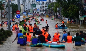 People wade through floodwaters in Nha Trang in Vietnam's coastal province of Khanh Hoa, November 20 [Duc Thao/AFP]