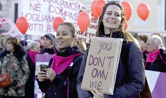 Women protesting against femicide in Italy