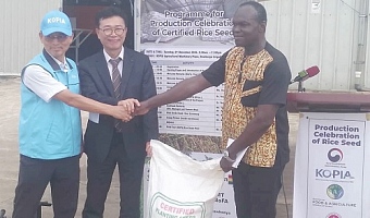 Dr Young Jim Kim (left) handing over a sample of the new certified rice seed to Solomon Ansah (right), the Director of Crop Services at the Ministry for Food and Agriculture. Looking on is Dr Young Joo Seoul, the KOPIA Africa Director