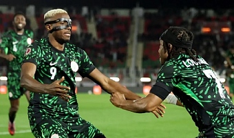 Victor Osimhen celebrates with teammate Ademola Lookman 