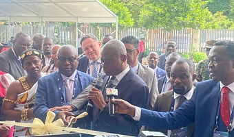 Deputy Minister for Lands and Natural Resources, Alhaji Yusif Sulemana, performs the tape-cutting to officially open the conference, assisted by officials of AfricaGIS and UN-GGIM.