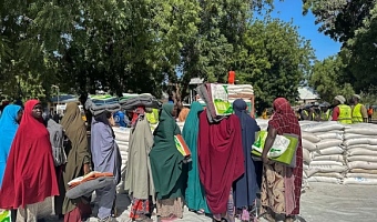 Women displaced by the floods line up to receive a bag of rice each in Baga road, Maiduguri Nigeria October 31, 2024. REUTERS/Abraham Achirga