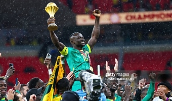 Senegal celebrates with trophy