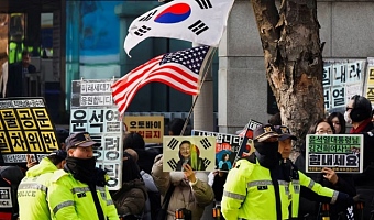 A group of far-right protesters gather to support former South Korean President Yoon Suk Yeol, before a bus carrying him arrives for a first court ruling in a case including obstruction of arrest, linked to his martial law declaration, at a court in Seoul, South Korea, January 16, 2026. REUTERS/Kim Soo-hyeon