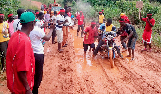 The demonstrators in action 5 Communities in Akyemansa demonstrate against bad roads