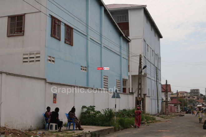 The four-storey building which has developed cracks and poses danger to public safety. A closer view of the cracks in the building. Picture: ENOCH DARFAH FRIMPONG The four-storey building which has developed cracks and poses danger to public safety. A closer view of the cracks in the building. Picture: ENOCH DARFAH FRIMPONG
