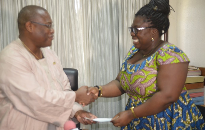 Mr Alex Segbefia presenting the cheque to Dr Pinaman Appau. Picture: Emmanuel Quaye 