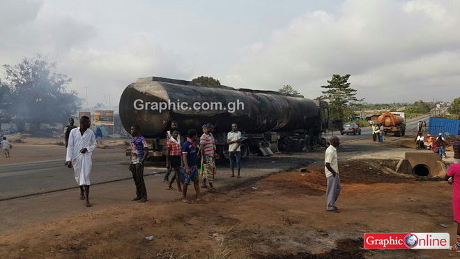 Fuel tanker explodes and causes havoc at Ejisu. PICTURES BY EMMANUEL BAAH