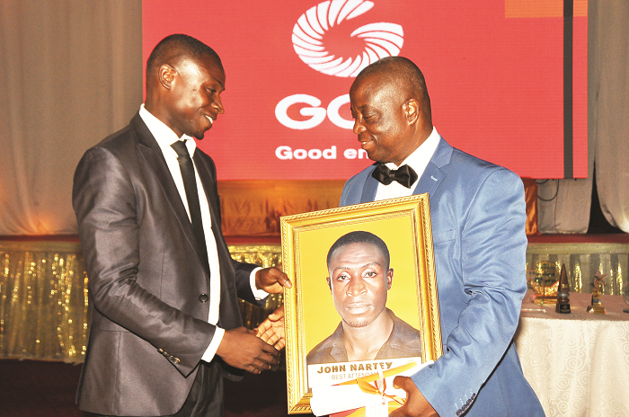 Mr John Nartey (left) receiving the best fuel attendant award from a management staff of GOIL Mr John Nartey (left) receiving the best fuel attendant award from a management staff of GOIL