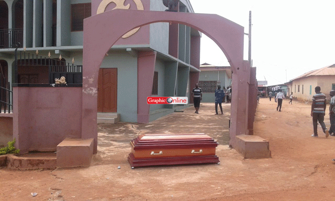 The strange coffin in front of the chief's palace Photos: Strange coffin visits Fumesua chief’s palace