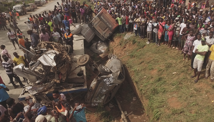  A large number of onlookers at the accident scene.  Pictures: Douglas Anane-Frimpong &amp; Patrick Dickson