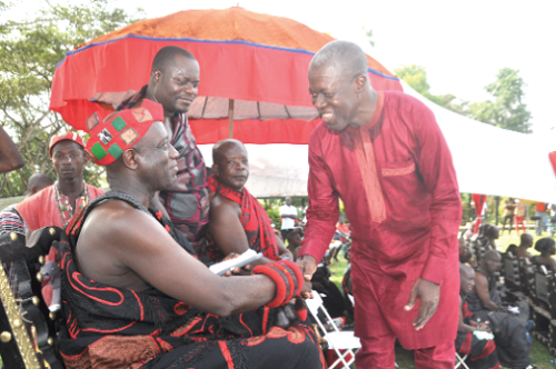 Vice-President Amissah-Arthur and Omanhene Tetrete Okuamoah Sekyim ll in handshake