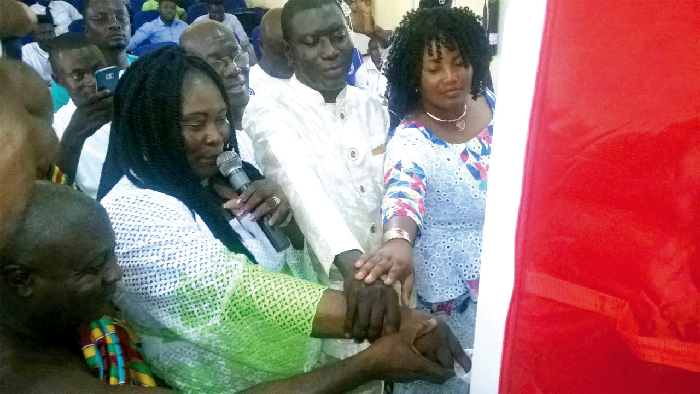 Dr Yirenkyi (with a mic), Dr Duncan (2nd right) and Baffuor Asabre Kogyawoasu Ababio II (in Kente) launching the drugs.