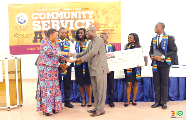 Rev Dr Joyce Aryee (left), Founder and Executive Director of Salt &amp; Light Ministries, presenting the award to the UHAS team, winners of the 2016 edition