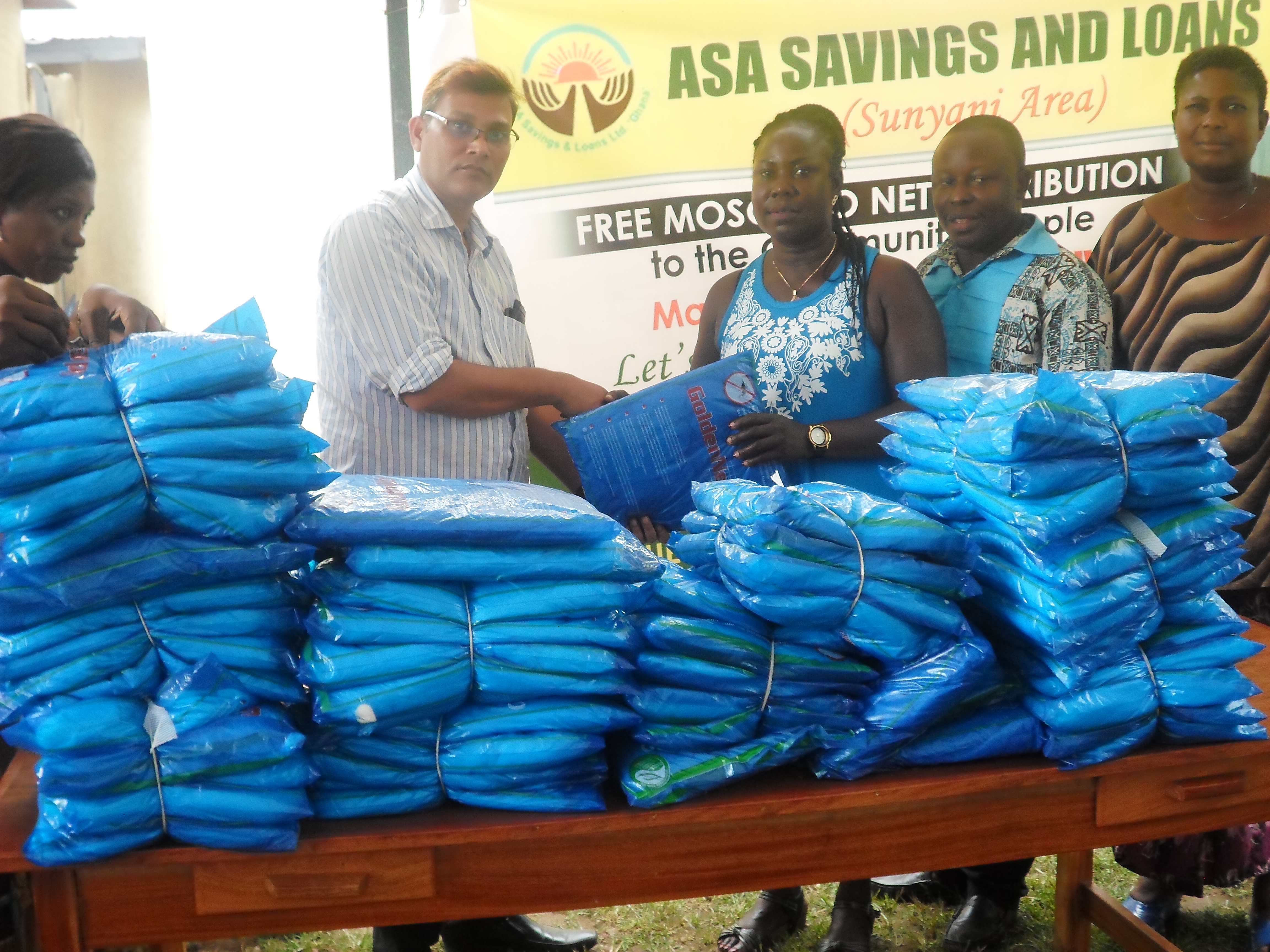 Mr Mr Mohammed Mainul Mallik handing over one of the nets to a beneficiary 