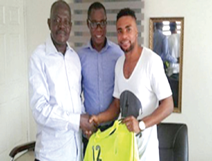 • Kingsley Owusu Achau (left), President of Bechem presenting a jersey to Telfer after the signing. Looking on is his agent, Francis Hackman • Kingsley Owusu Achau (left), President of Bechem presenting a jersey to Telfer after the signing. Looking on is his agent, Francis Hackman