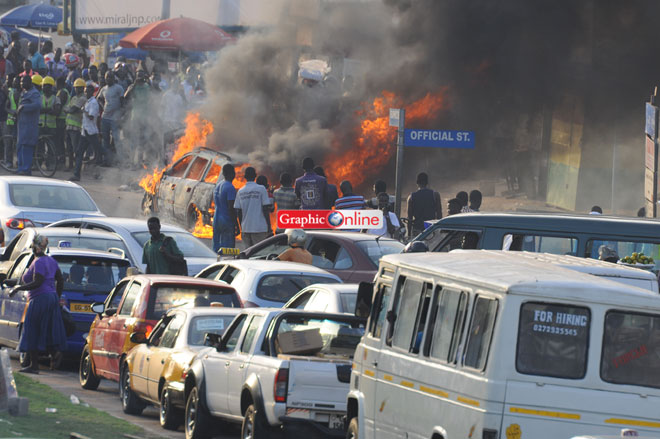 Fire guts car at Graphic traffic light in Accra (photo)