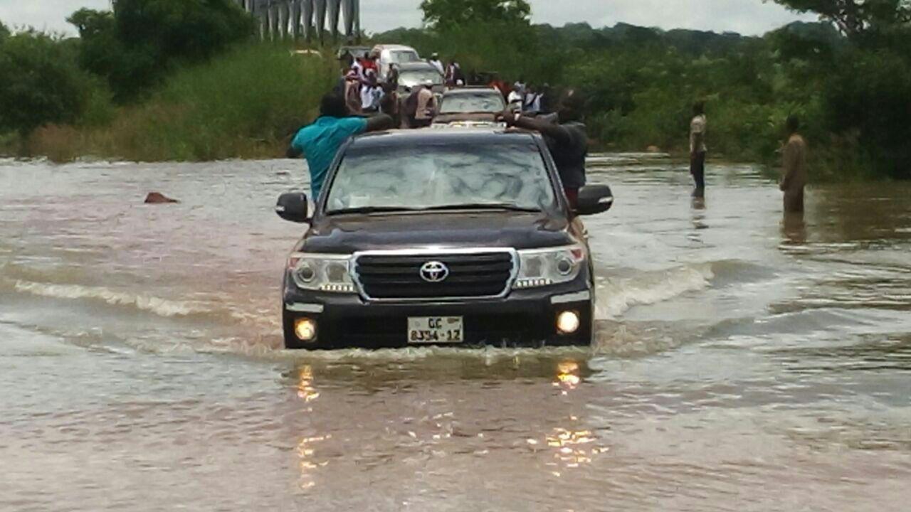 Nana Addo's convoy driving through the water on the bridge that links Yendi to Saboba. Nana Addo's convoy driving through the water on the bridge that links Yendi to Saboba.