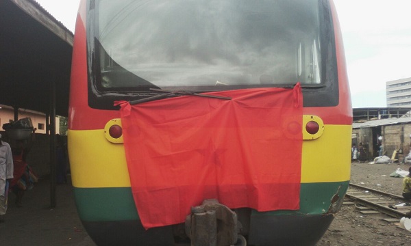 Railway workers threaten strike
