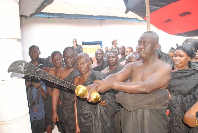Nana Agyekumhene (with sword in hand) swearing the oath of allegiance to the Mamponghene, Daasebre Osei Bonsu II (inset) Nana Agyekumhene (with sword in hand) swearing the oath of allegiance to the Mamponghene, Daasebre Osei Bonsu II (inset)