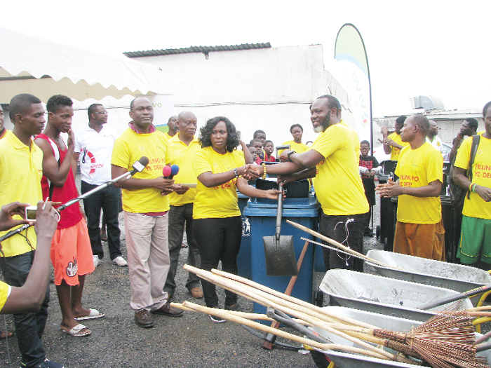 Mrs Shirley Tony Kum (middle), Corporate Communications Manager of Vivo Energy Ghana, presenting some items to Asafoatse Kofi Otuo I. Pictures: ESTHER ADJEI