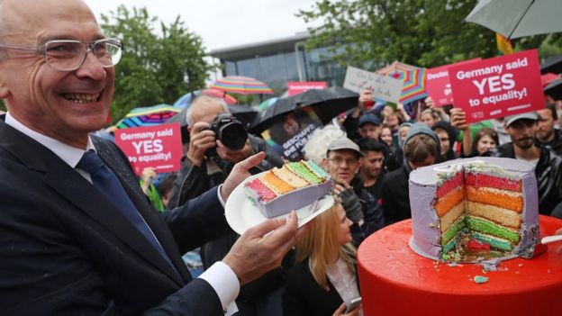 German MPs approve gay marriage