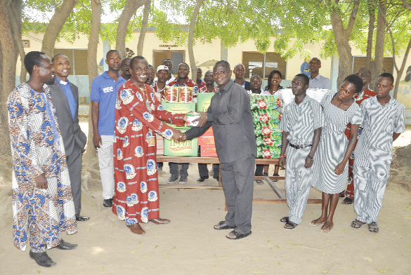 The President of Accra Presbytery Men’s Ministry of the GEC, Mr George Hamenu, presenting the items to a representative of the school The President of Accra Presbytery Men’s Ministry of the GEC, Mr George Hamenu, presenting the items to a representative of the school