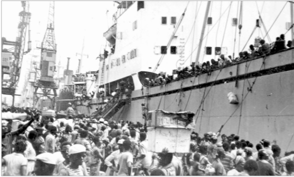 Ghanaians deported from Nigeria in 1983 scramble to board vessels to return home as the deadline for their departure approached.
