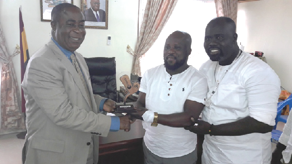 Mr Kofi Ferguson (middle) presenting the award to Mr Kwabena Bempong, the MCE for Birim Central. Looking on is Nana Yaw Addae Effah Baffoe, the Programmes Director of Ofie FM. Mr Kofi Ferguson (middle) presenting the award to Mr Kwabena Bempong, the MCE for Birim Central. Looking on is Nana Yaw Addae Effah Baffoe, the Programmes Director of Ofie FM.