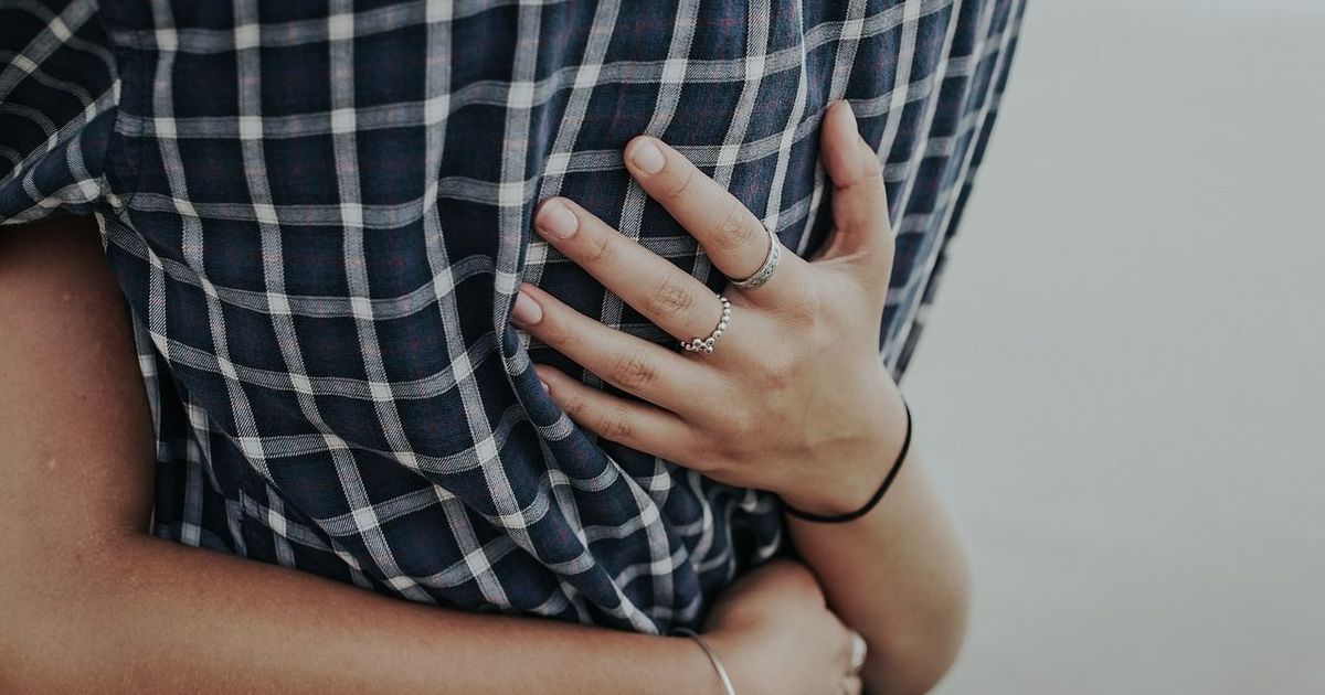 Indian teenagers expelled from school for hugging