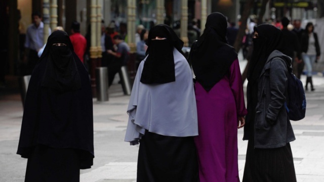 Morocco 'bans the sale and production of the burka'