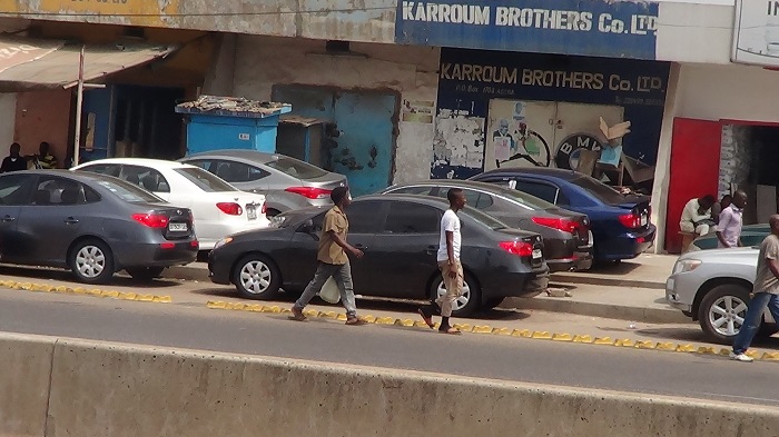 Some vehicles parked on the BRT lanes at Avenor