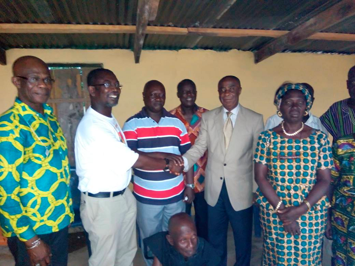 •Mr Kwabeng Bempong (in suit) thanking Dr Adansi Pipim for the gesture. Also in the picture is Nana Kwabena Fori II (middle) •Mr Kwabeng Bempong (in suit) thanking Dr Adansi Pipim for the gesture. Also in the picture is Nana Kwabena Fori II (middle)