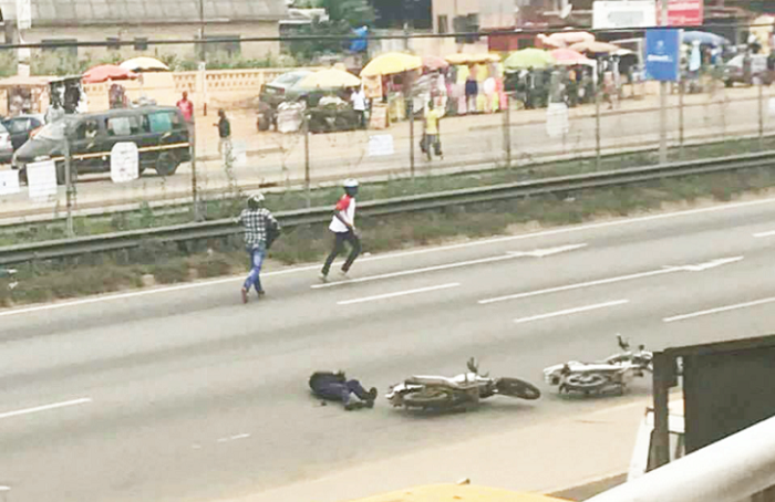 • The two suspected robbers running away leaving behind their motorbikes after shooting the policemen • The two suspected robbers running away leaving behind their motorbikes after shooting the policemen