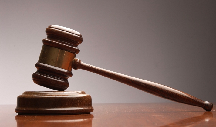 Kente weaver defiles girl, 13