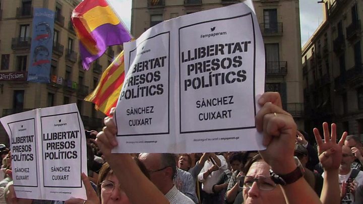 Media captionIn Barcelona's central square, the crowd sings Freedom for Catalonia Media captionIn Barcelona's central square, the crowd sings Freedom for Catalonia