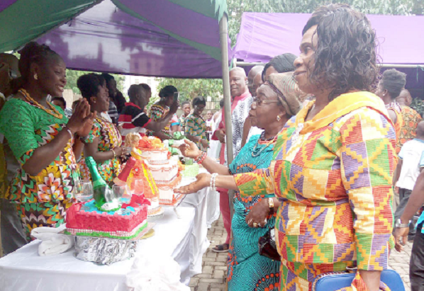 Madam Attah inspecting the cakes. Madam Attah inspecting the cakes.
