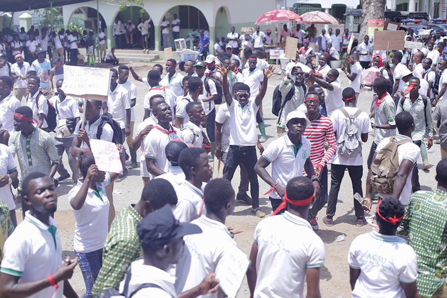 Flashback: Some students of the Agriculture College Students Union at the Ministry of food and Agriculture to demand the restoration of allowances Flashback: Some students of the Agriculture College Students Union at the Ministry of food and Agriculture to demand the restoration of allowances