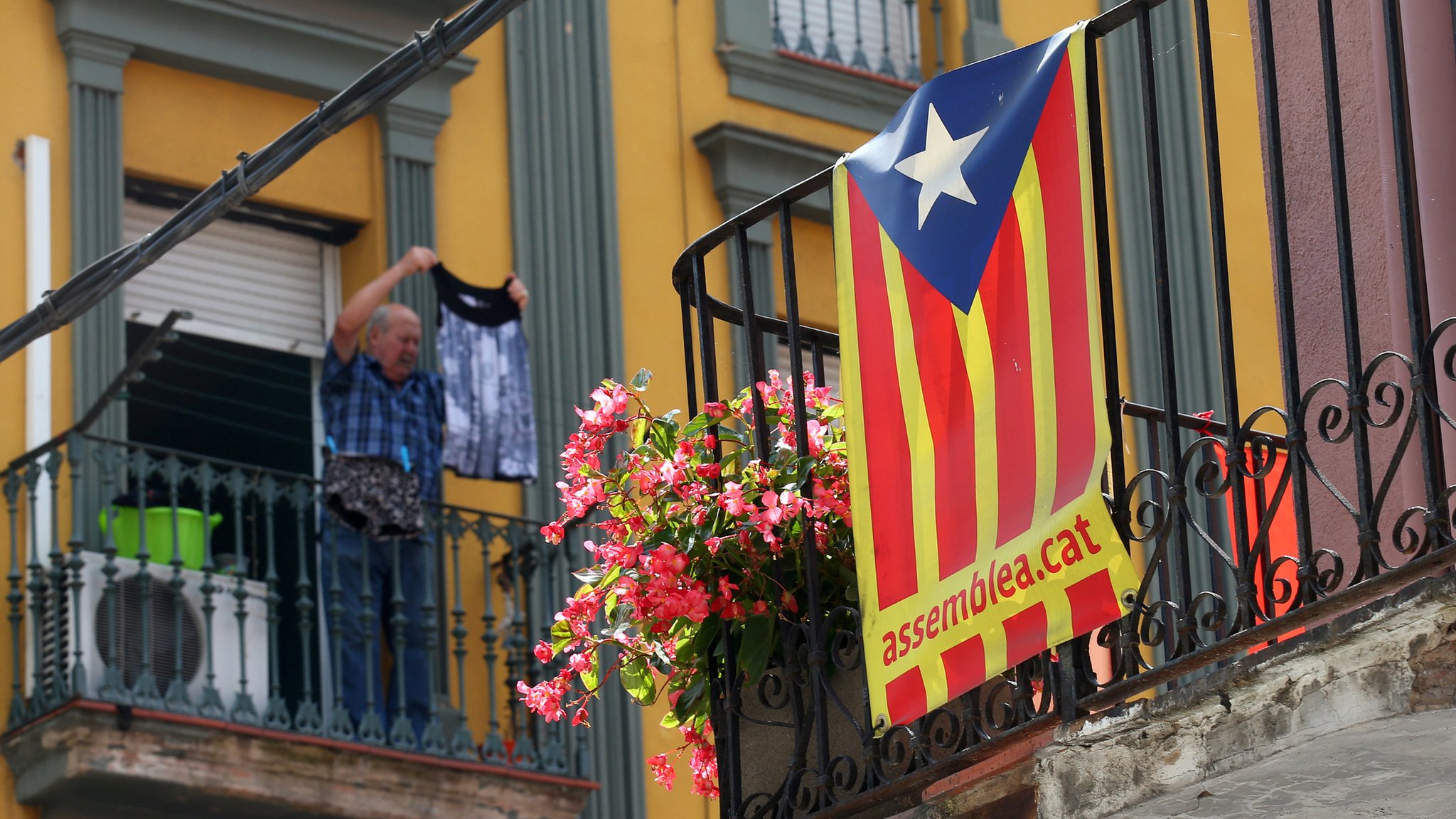 Spain Catalonia: Court blocks independence referendum