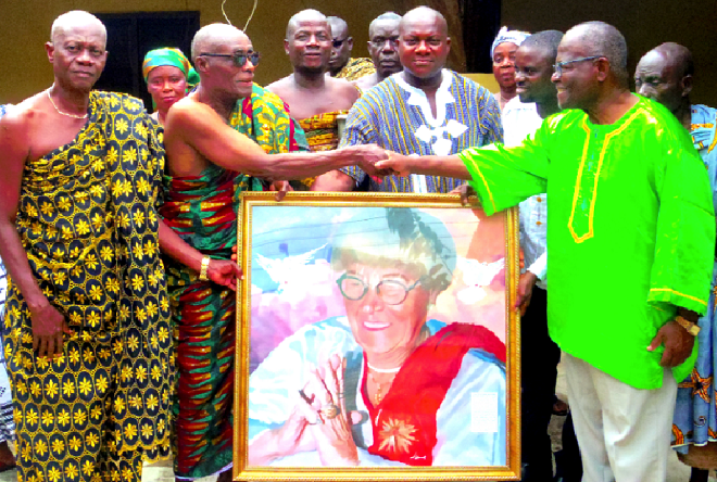 Ogidigram Okrupi Asiedu Botwe II (2nd left) receiving a picture of the late Mrs Breid Amamoo, from her husband Ogidigram Okrupi Asiedu Botwe II (2nd left) receiving a picture of the late Mrs Breid Amamoo, from her husband