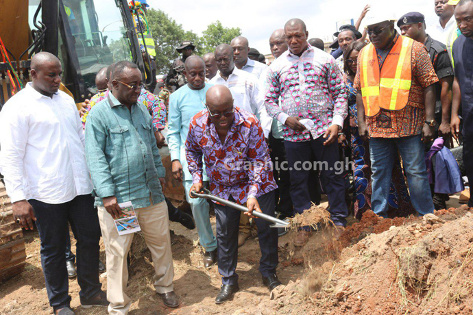 President Akufo-Addo cuts sod for 'greater Kumasi town roads' project. PICTURE BY EMMANUEL BAAH President Akufo-Addo cuts sod for 'greater Kumasi town roads' project. PICTURE BY EMMANUEL BAAH